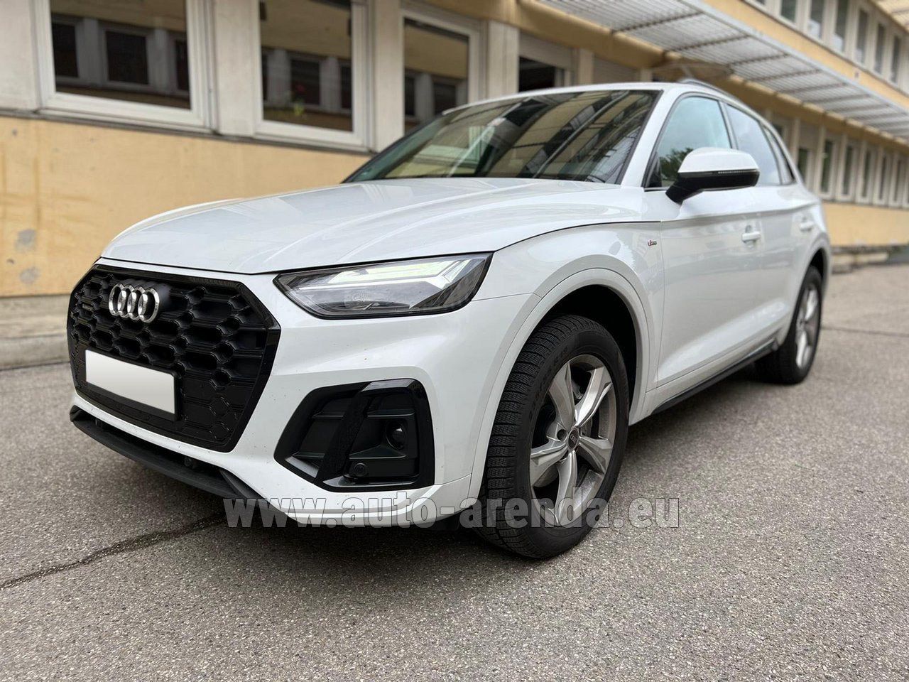 Аренда Ауди Q5 45 TFSI Quattro белая в аэропорту Флоренции | Авто-Аренда